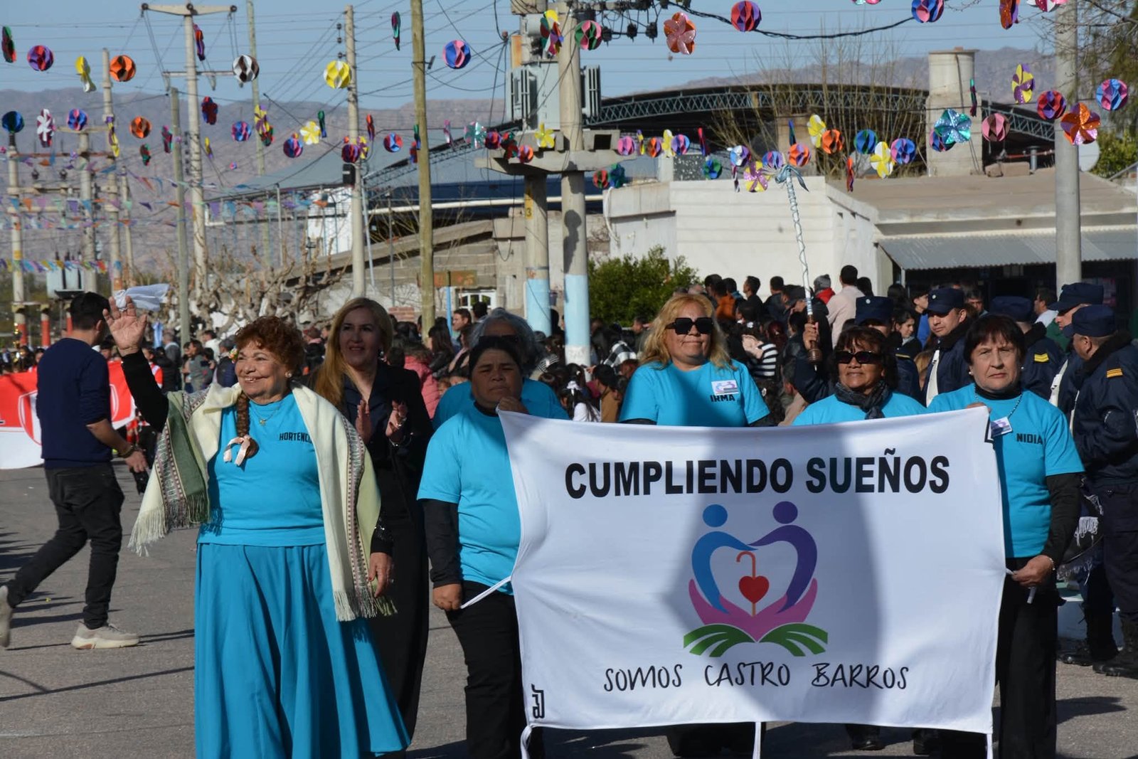 Bomberos Voluntarios del departamento Castro Barros desfilan con su bandera institucional