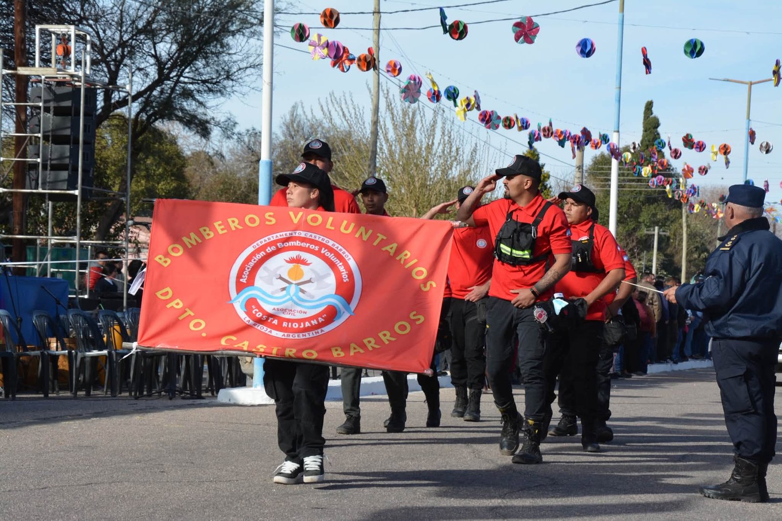 Chicos de la Escuela de Fútbol Pocho del Moral desfilan con una bandera durante el 149° aniversario de Castro Barros