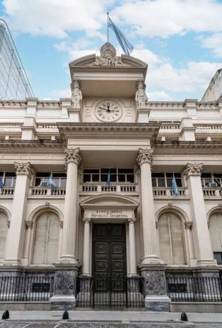 Persona analizando la documentación de un crédito antes de firmar