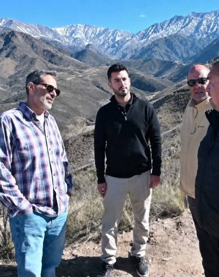 Autoridades recorriendo la zona afectada por el incendio forestal en Guanchín, Chilecito
