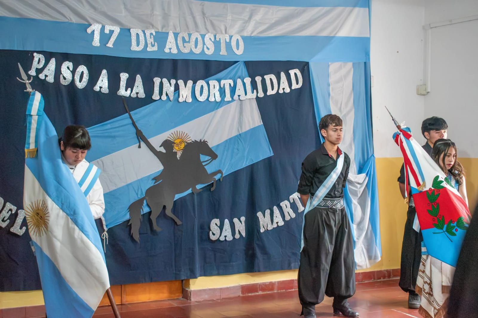 Abanderados de la Escuela Especial N.° 6 Niño Alcalde durante el acto por el Paso a la Inmortalidad del General San Martín, en San Pedro, Castro Barros