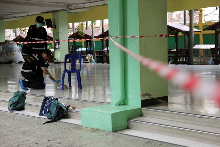 Personal policial trabajando en el establecimiento educativo de Tailandia tras el ataque armado