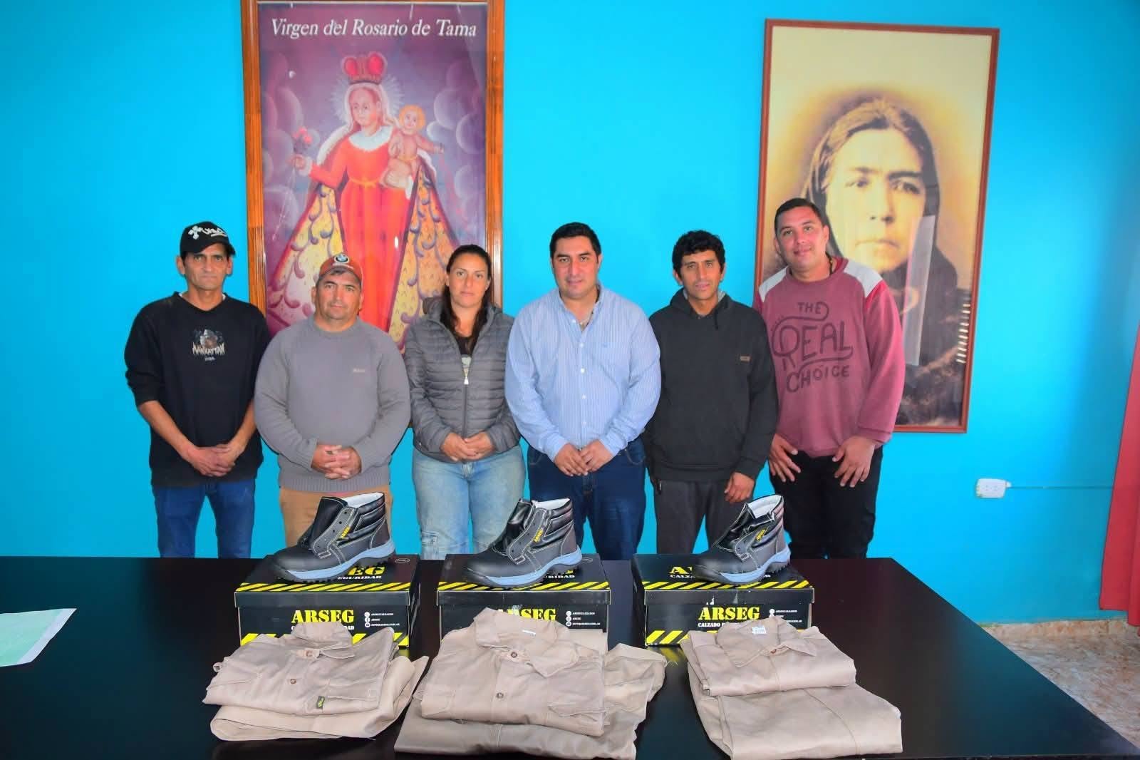 Calzado de seguridad y uniformes entregados al personal de Obras Públicas de Tama