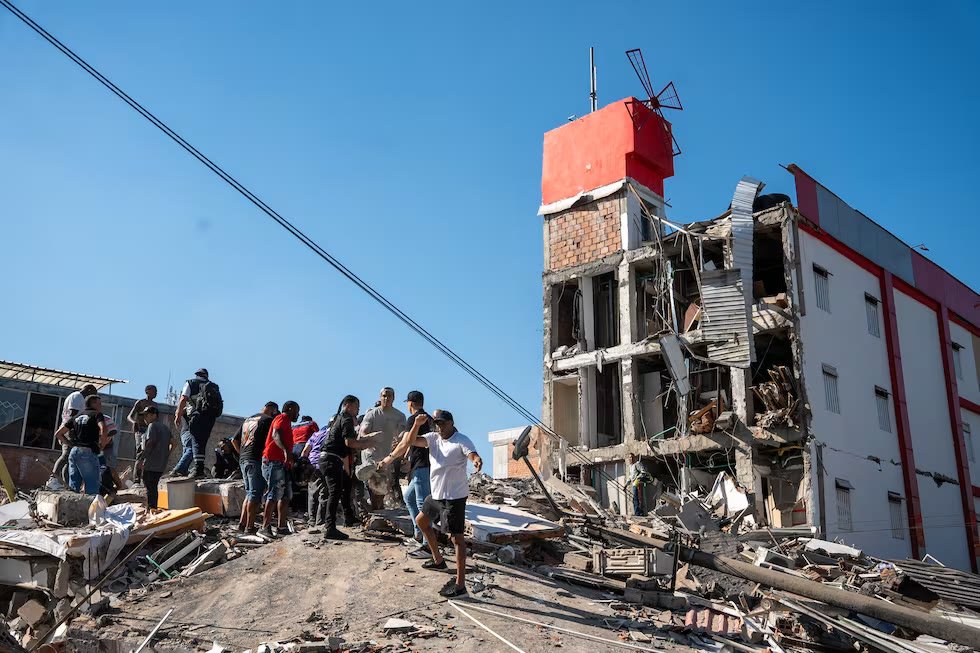 Rescatistas y vecinos trabajan junto a un edificio colapsado tras el terremoto de magnitud 7.4 en Colombia