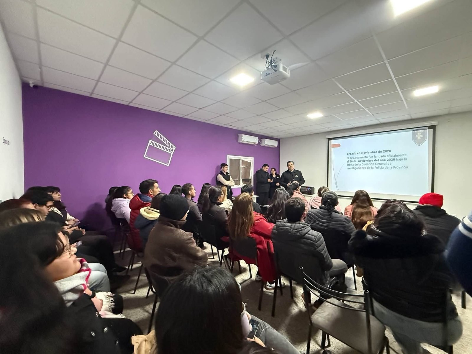 Autoridades policiales y funcionarios presentes en la charla de ciberseguridad en Villa Castelli