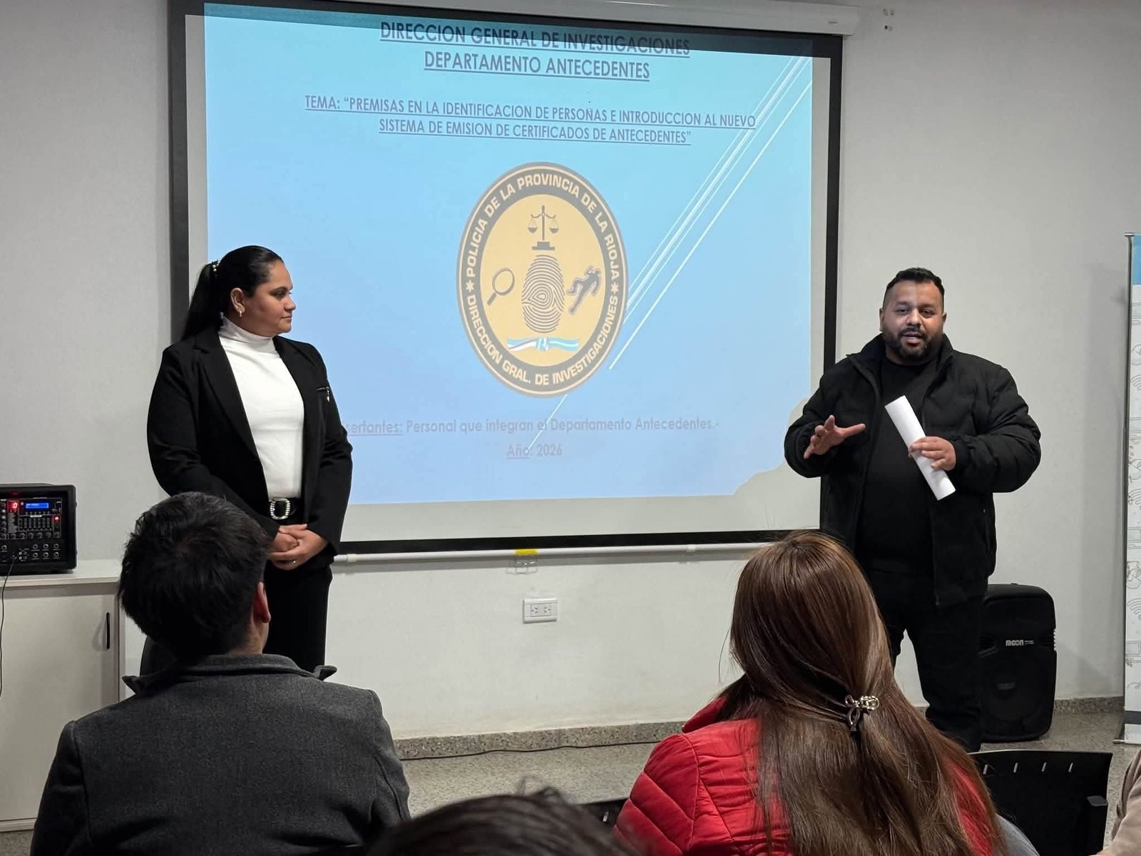 Integrantes del Departamento Antecedentes de la Policía de La Rioja durante la charla en Villa Castelli